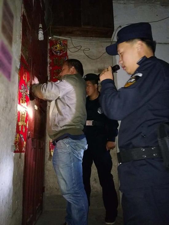 潮州粗心妈妈误将幼女锁家中 民警全城寻开锁师傅开门